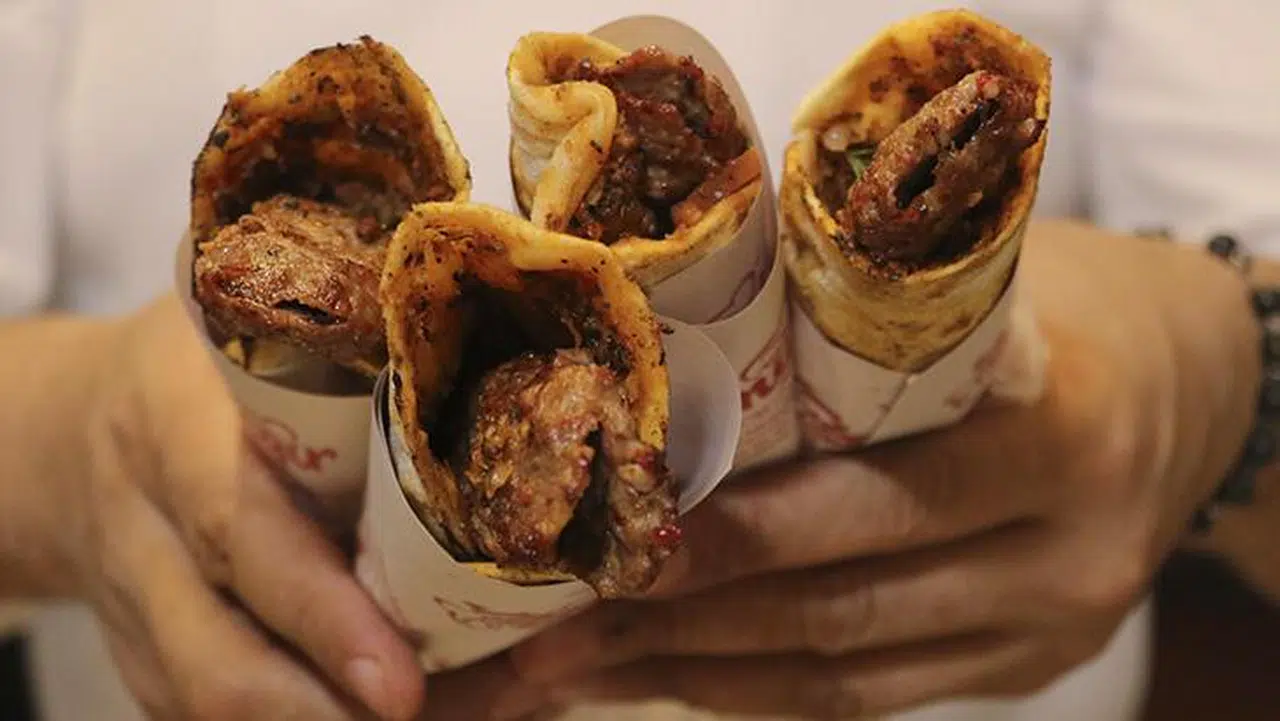 Adana'da yeni trend: 'Lahmacun arası kebap'