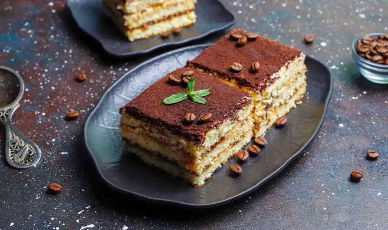 Meskende kolay tiramisu nasıl yapılır? Kedi lisanı bisküvili tiramisu tarifi!