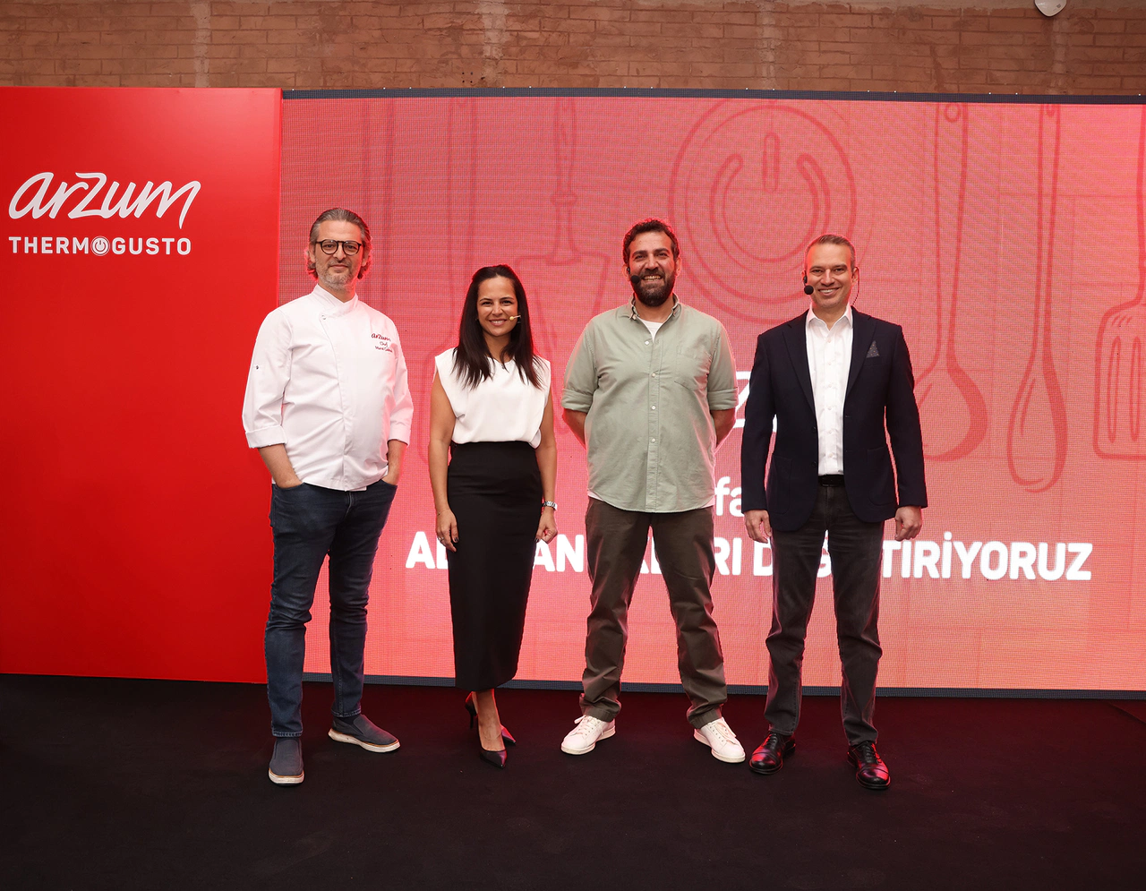 Arzum çok fonksiyonlu akıllı mutfak robotu Thermogusto’yu Şef Maksut Aşkar eşliğinde tanıttı