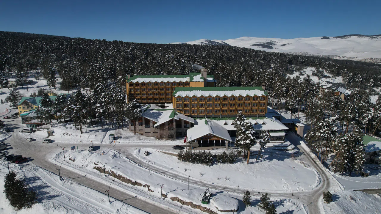 Zirvede Yılbaşı Coşkusu: Duja Chalet'de Eğlence ve Kristal Kar Şöleni