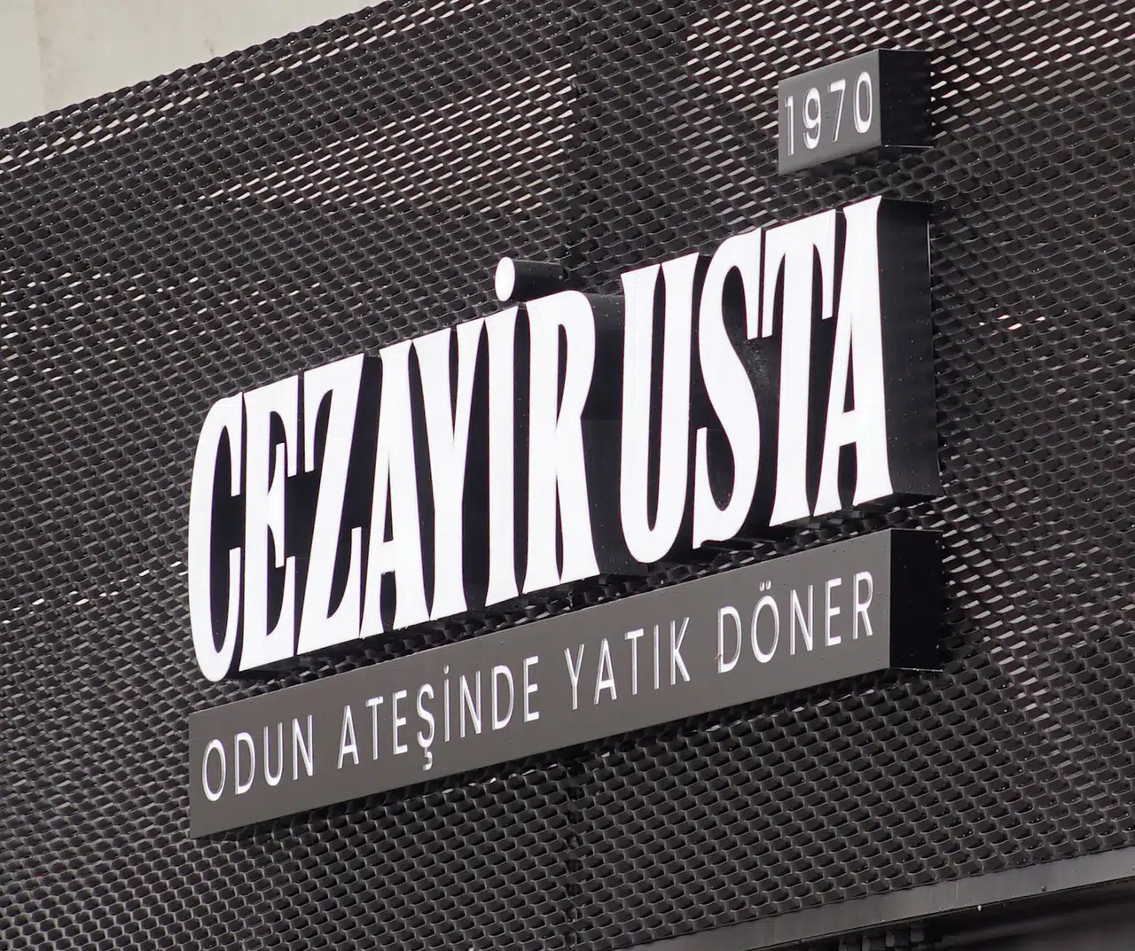 Kadıköy Terminal'de Cezayir Usta'nın İkramı: Odun Ateşinde Pişen Yatık Döner Lezzeti!
