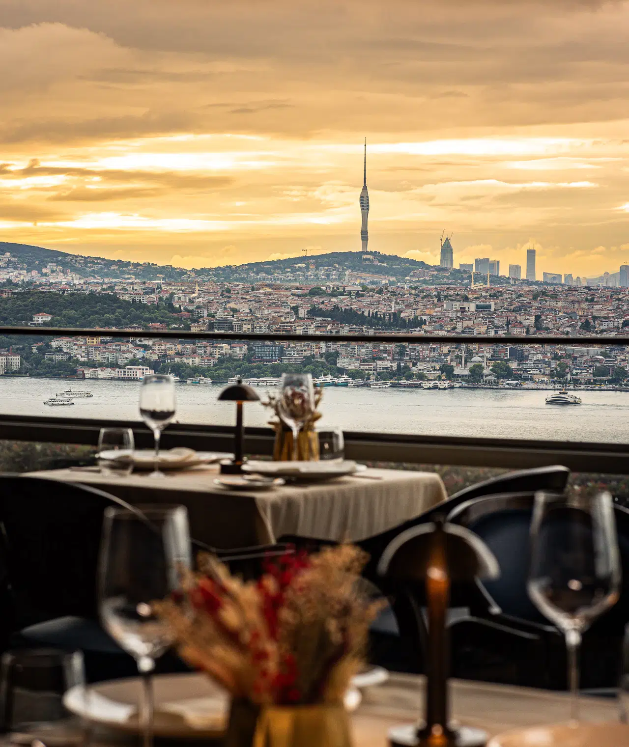 İzaka Terrace'ta Unutulmaz Bir Yılbaşı Kutlaması: Lezzet ve Eğlence Bir Arada!