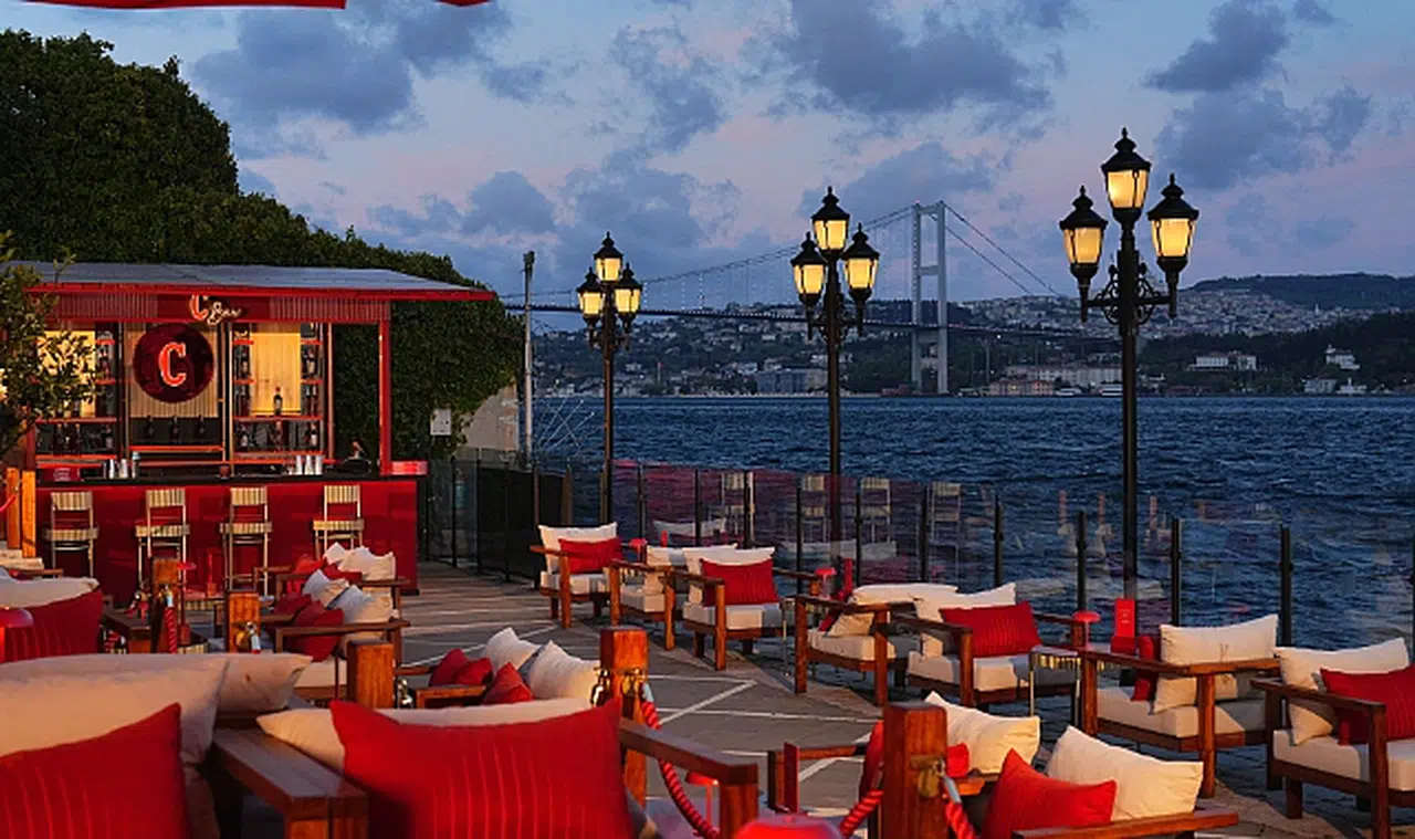 Çırağan Palace Kempinski İstanbul’un Yazlık Mekânı C Bar, Sezona Merhaba Dedi