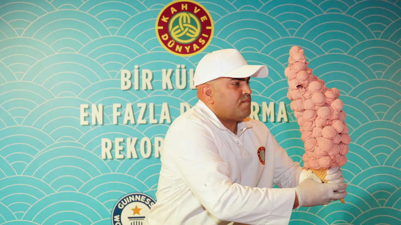 Kahve Dünyası, Dondurma Ustası Gökhan Şahin ile Guinness Rekorlar Kitabı'na Girdi!