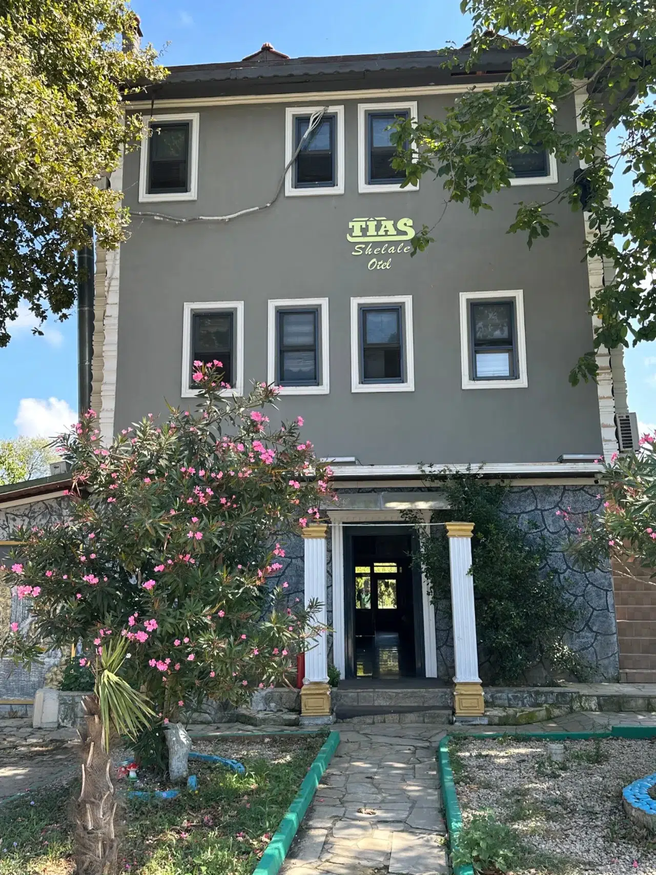 Ağva Tias Şelale Otel: Doğanın Kalbinde Huzurlu Bir Kaçış