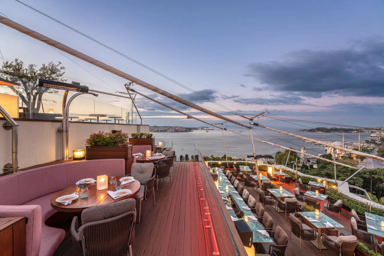 Boğaz'da Gastronomi ve Müzik Ziyafeti: 16 Roof ile Yükselen Ritimler