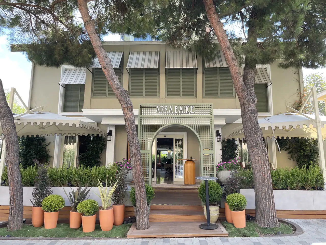 Etiler'deki Cookshop Arka Bahçe Yenilendi: Şehrin Merkezinde Huzurlu ve Sıcak Bir Atmosfer Sunuyor!