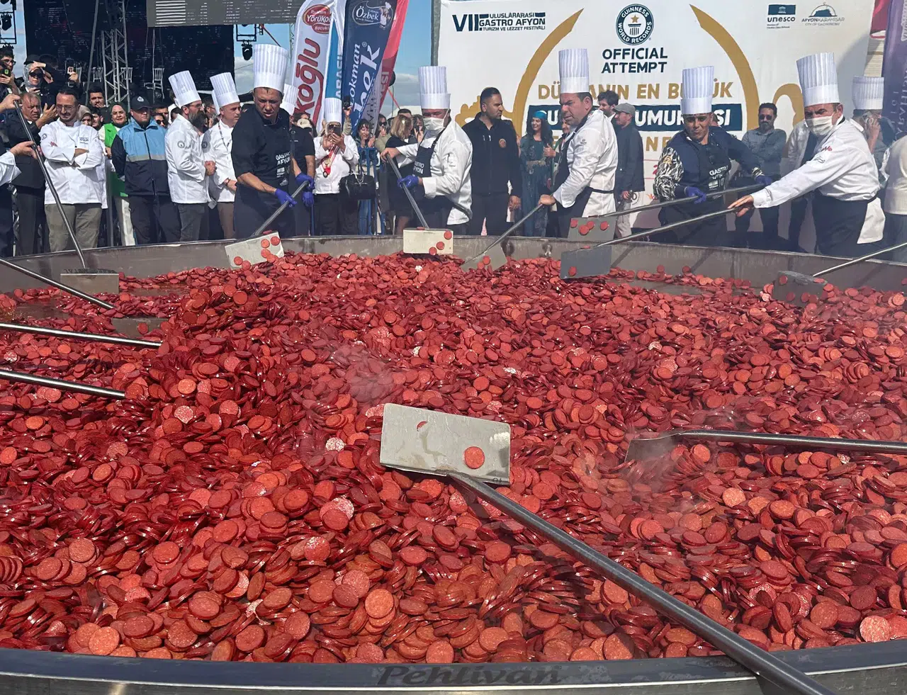 Dünyanın En Büyük Sucuklu Yumurtası Afyonkarahisar’da Pişti!
