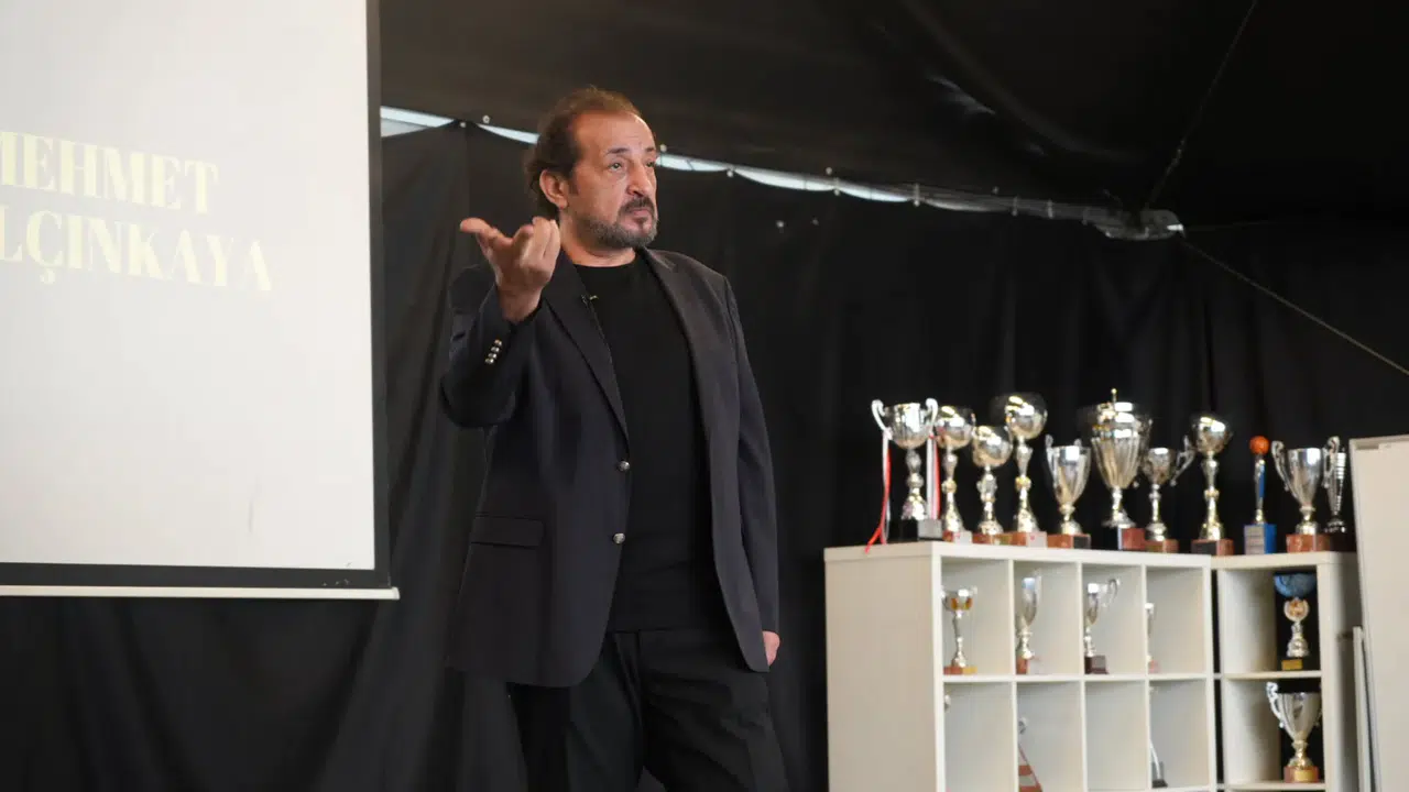 Şef Mehmet Yalçınkaya, BİLGİ Üniversitesi'nde Öğrencilerle Bir Araya Gelerek 'Başarı İçin Zorluklarla Yüzleşmek Gerekiyor' Mesajını Verdi