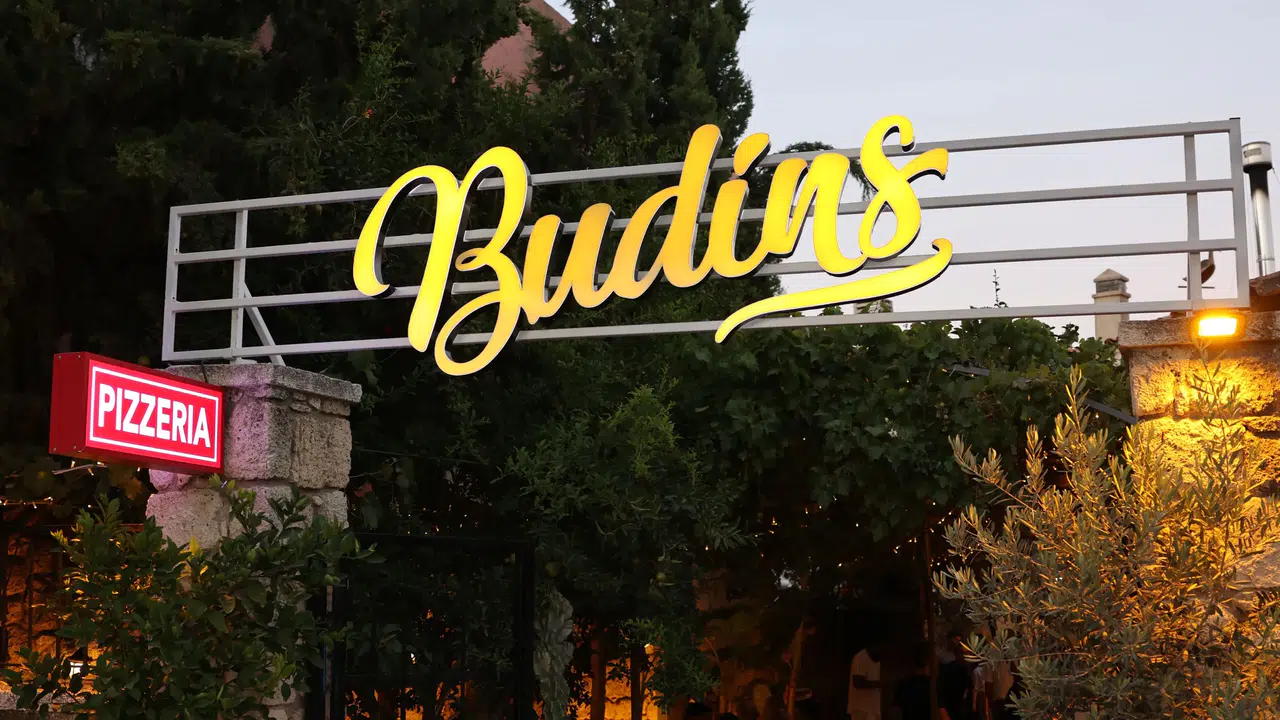 Alaçatı'nın Gözbebeği Budins, Kalbindeki Enerjiyi Hâlâ Taşıyor!