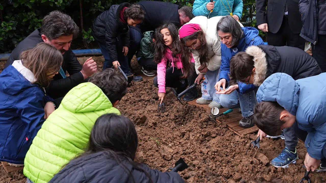 Üsküdar'da Çocuklar Ata Tohumları ile Toprağa Dokundu: Geleceğe Yeşil Bir Yatırım!