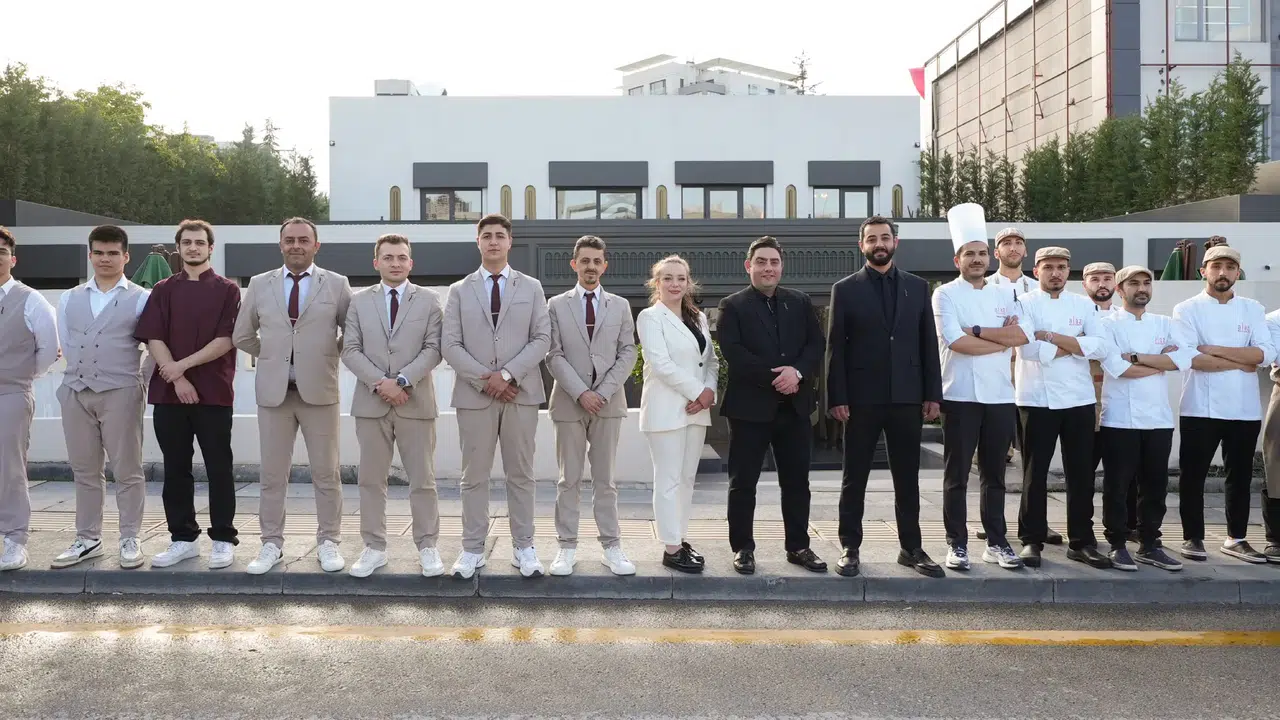 Alaz Restoran, Mehmet Yalçınkaya'nın İmzasıyla Birinci Yaşını Coşkuyla Kutladı!
