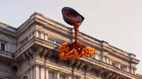 İkonik Tramvay, Ajan Tavuk Olmuş Haliyle İstiklal Doyuyo’sunda!