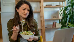 Ekran Bağımlılığı ve Yemek Alışkanlığı: Psikolojik Etkileriyle Dikkat Çekiyor!