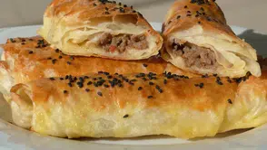 Kahvaltıda Zahmetsiz ve Harika Bir Seçenek: Çıtır Kıymalı Börek Tarifi!