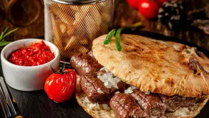 Balkan Mutfağının Lezzetlerinden Biri Olan Cevapi Köfte Tarifi...