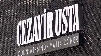 Kadıköy Terminal'de Cezayir Usta'nın İkramı: Odun Ateşinde Pişen Yatık Döner Lezzeti!