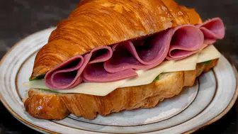 Kruvasan Severler Dikkat: Dünya Kruvasan Günü'nü Cafe Marmara’nın Eşsiz Tatlarıyla Yaşayın!