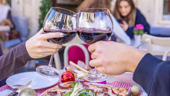 Budins Alaçatı, Sevgililer Günü’nü Unutulmaz Bir Lezzet Yolculuğuyla Taçlandırıyor!