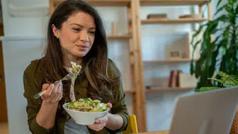 Ekran Bağımlılığı ve Yemek Alışkanlığı: Psikolojik Etkileriyle Dikkat Çekiyor!