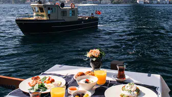 Boğaz'da Anneler Günü İçin Özel Bir Brunch Deneyimi: LACİVERT’TE Unutulmaz Bir Kutlama!