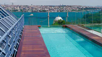 Rooftop Sonsuzluk Havuzu: Şehir Hayatından Uzaklaşmanın Yeni Yolu