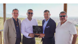 Kâmil Koç ve Mercedes-Benz Türk: Bir Asırlık Başarıyı Fidanlarla Taçlandırdılar!