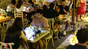 Alaçatı'da Perşembe Gecelerine Damgasını Vuran: Budin's Pizza Eğlencesi!