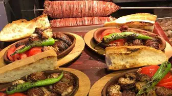 İstanbul'da Ağızda Dağılan Çıtır Kokoreçler: Kaçırılmaması Gereken Lezzet Durakları!