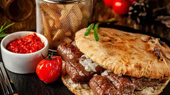 Balkan Mutfağının Lezzetlerinden Biri Olan Cevapi Köfte Tarifi...