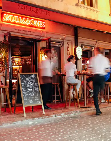 Skull & Bones: Karaköy’ün Ruhunu Sahneye Taşıyan Mekân