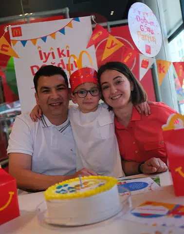 McDonald's'ta Her Yaş İçin Doğum Günü Kutlaması!