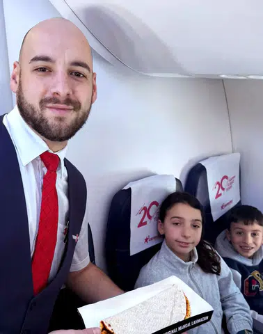 Corendon Airlines Uçaklarında Mangal Lahmacun Fırtınası: Yolcuların Yeni Gözdesi!
