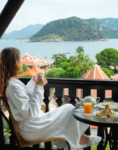 Zamansız Bir İkon Yeniden Taht Kurdu: Martı Resort, “Marmaris’te Lüks Konaklamanın Zirvesi” Olarak Öne Çıktı