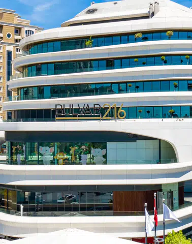 Bulvar 216’da Eşsiz Tatlar: Damak Zevkinize Hitap Edecek Bir Yolculuk