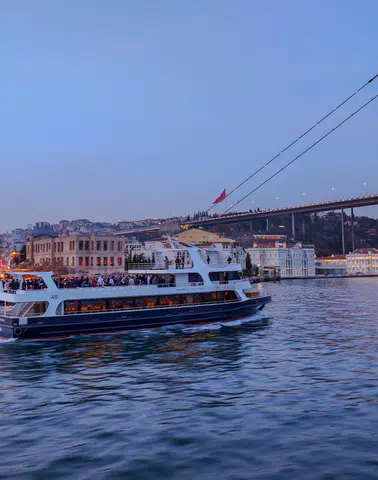Boğaz'da Yeni Bir Deneyim: Swissôtel Teknesiyle Unutulmaz Davetler!