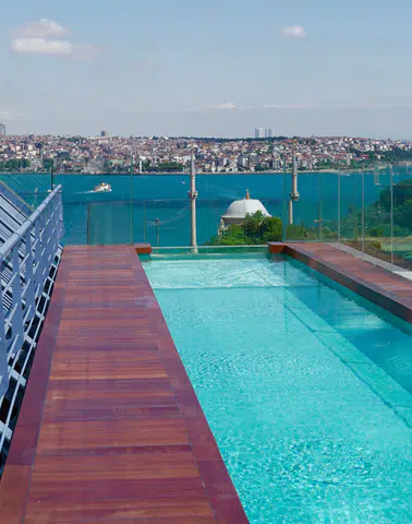Rooftop Sonsuzluk Havuzu: Şehir Hayatından Uzaklaşmanın Yeni Yolu