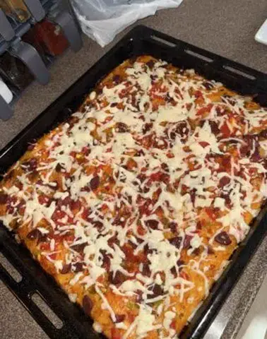 Tepsi Pizza Yapmanın Püf Noktaları ve Pratik Tarifi!