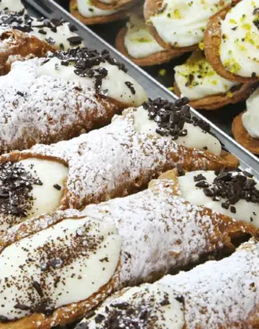 Sicilya'nın Eşsiz Tadı: Cannoli Yapımı ve İpuçları