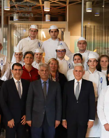 Özyeğin Üniversitesi'nde Yapay Zeka ve Turizm İlişkisi Üzerine Bakan Yardımcısı Nadir Alpaslan'dan Çarpıcı Açıklamalar!
