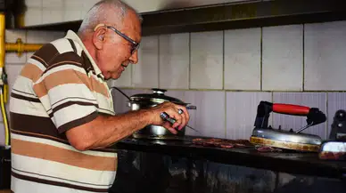 Ütüyle balaban kebabı yapıyor