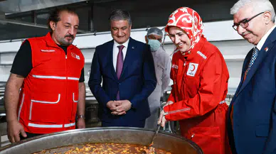 Türk Kızılay, Adana'da Yeni Aşevi Açtı ve Tarihi Taşköprü'de İftar Sofrası Kurdu!