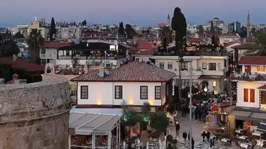 Kaleiçi'nde 1000 Kişilik İftar Sofrası: Turizmcilere Umut Veren Bir Sezon İçin Dua Töreni Gerçekleşti