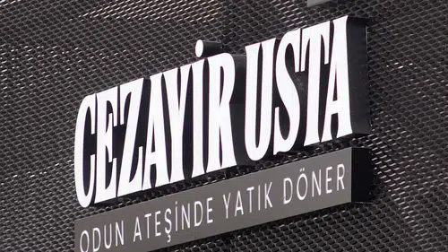 Kadıköy Terminal'de Cezayir Usta'nın İkramı: Odun Ateşinde Pişen Yatık Döner Lezzeti!