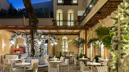 Galata'nın Tarihi Atmosferinde Yenilenen Yılbaşı Kutlaması: Il Cortile İstanbul'da Zarif Davet!