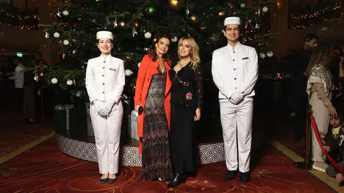 Yeni Yıl Coşkusunu Taçlandıran Peninsula'da Büyüleyici Işıklarla Süslenmiş Geleneksel Yılbaşı Ağacı!