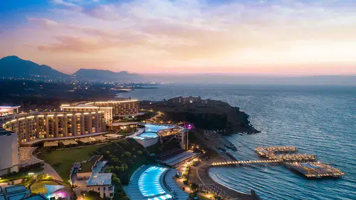 Elexus Hotel'de Yılbaşı Kutlaması: Gökhan Tepe ve Ebru Gündeş Performansıyla Eğlencenin Zirvesi!