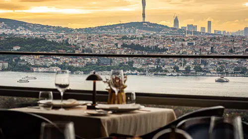 İzaka Terrace'ta Unutulmaz Bir Yılbaşı Kutlaması: Lezzet ve Eğlence Bir Arada!