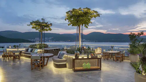 Ezİ’de Taverna Geceleri: Susona Bodrum’da Ege’nin Lezzetleri ve Müziğiyle Dolu Gece Eğlencesi!
