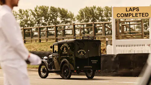 **The Peninsula London, İngiliz Zanaat ve Otomotiv Mirasını Goodwood Revival 2025 ile Birlikte Kutluyor**